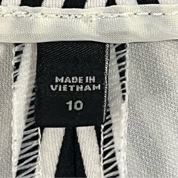 Express WOMENS CHEVRON LINED SHORTS - Picture 8 of 10